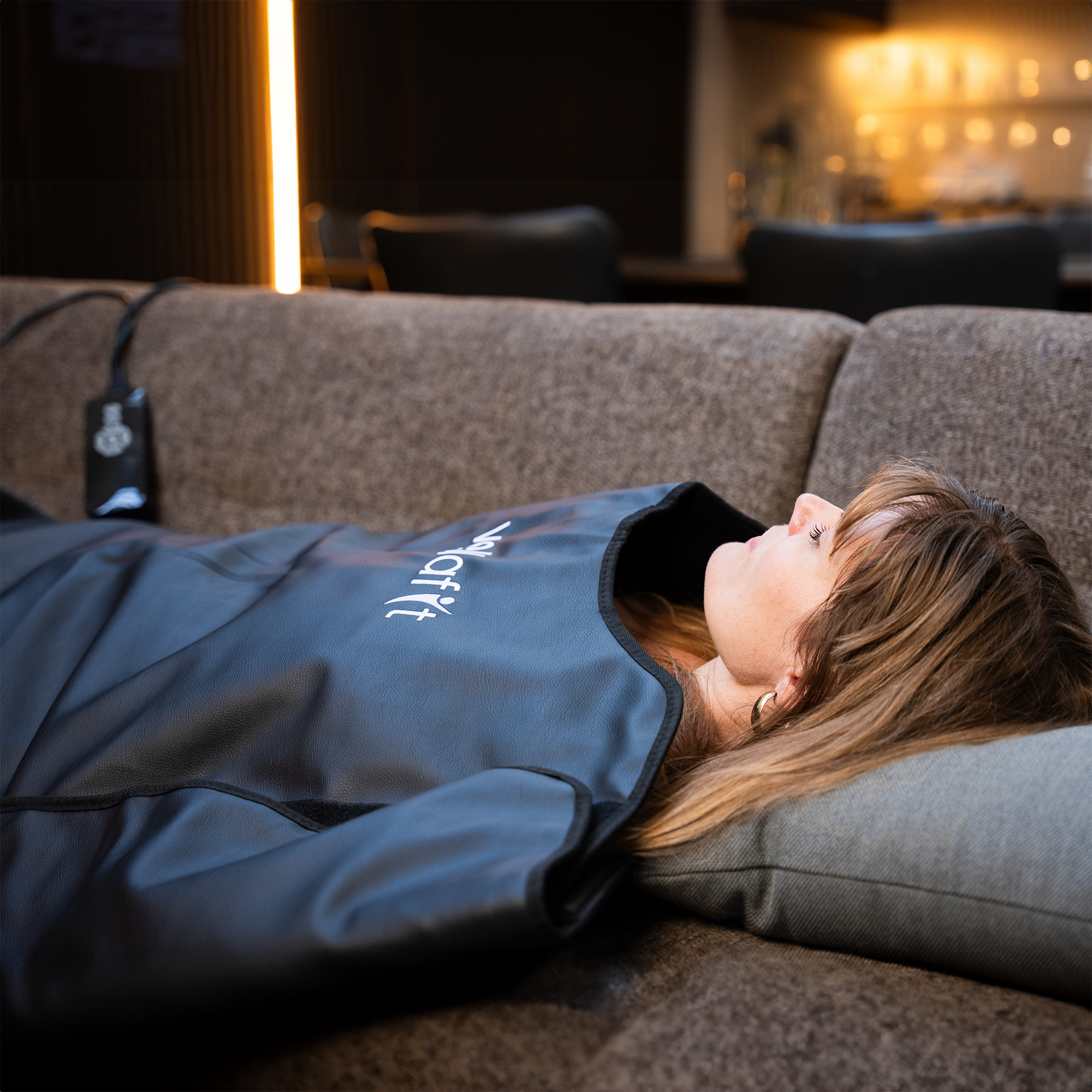 Kvinder slapper af med Vellafit Infrarød Saunatæppe