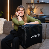 Kvinden med Vellafit Infrarød Saunatæppe taske